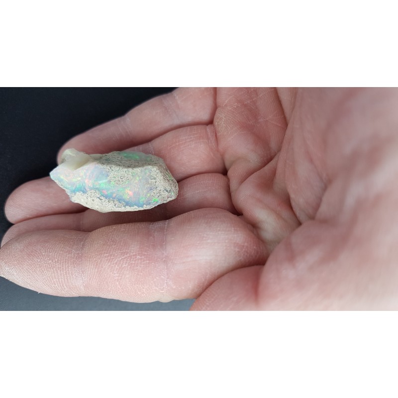 Opale Blanche Multicolore D'Éthiopie Naturelle - 3,73 Carats, Forme Ovale, Non Traitée